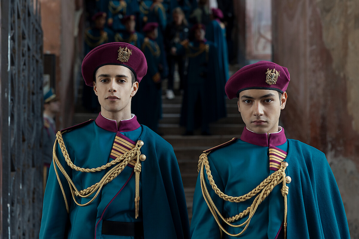 Dois homens vestidos com uniforme do internato Escola Minerva