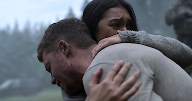 Gabriel Basso como Peter Sutherland e Luciane Buchanan como Rose se abraçam em ‘O Agente Noturno’