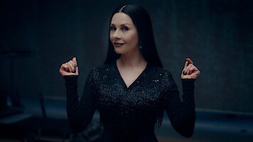 Catherine Zeta-Jones, como Mortícia Addams, tira uma foto no set da temporada 2 de ‘Wandinha’