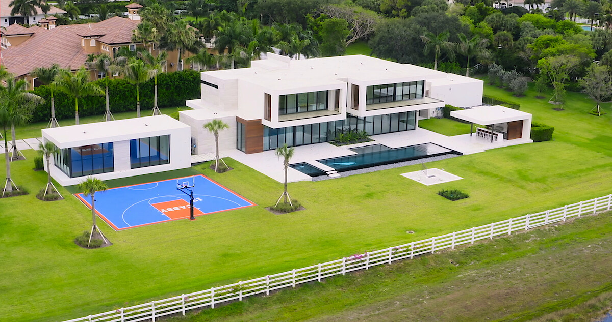 An image of a modern-style mansion in the Tampa Bay area