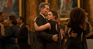 Rufus Sewell as Hal Wyler and Keri Russell as Kate Wyler in The Diplomat Season 1.