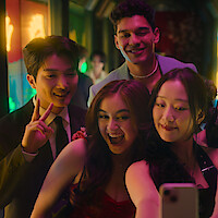 Choi Min-yeong as Dae Heon Kim, Anna Cathcart as Kitty Song Covey, Anthony Keyvan as Quincy 'Q' Shabazian, Gia Kim as Yuri Han, Han Bi Ryu as Eunice Kang, Joshua Hyunho Lee as Jin taking a group selfie in 'XO, Kitty' Season 2.