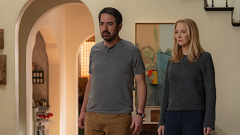 Ray Romano and Lisa Kudrow stand in a house with shocked expressions in Season 1 of 'No Good Deed'