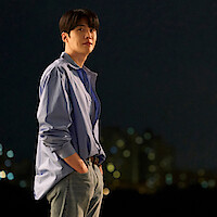 Kim Seon-ho and Go Youn-jung look at each other in Can This Love Be Translated?
