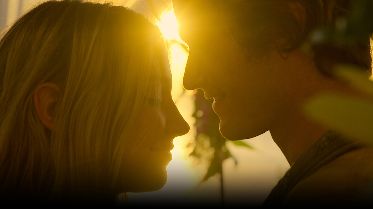 Still of Madelyn Cline and Chase Stokes from 'Outer Banks'