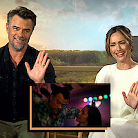 Josh Duhamel e Minka Kelly estão sentados à frente de um cenário rural. No canto inferior esquerdo, há uma cena da série em que Staten Kirkland e Quinn O'Grady estão no bar.