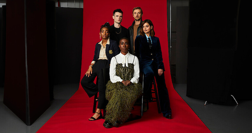 Countdown to ‘The Sandman’ with These Dreamy Cast Photos