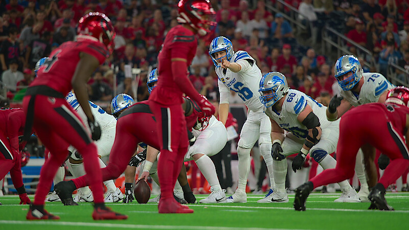 Jared Goff prior to a snap.
