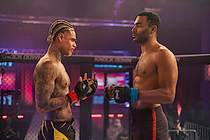 Dois homens se enfrentam em um ringue de MMA, em cena da série "Os Donos do Jogo"