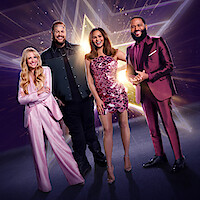 Sarah Michelle Gellar, Jelly Roll, Chrissy Teigen and Anthony Anderson pose together in front of a glowing star on a purple background, suggesting a glamorous TV or talent show setting.