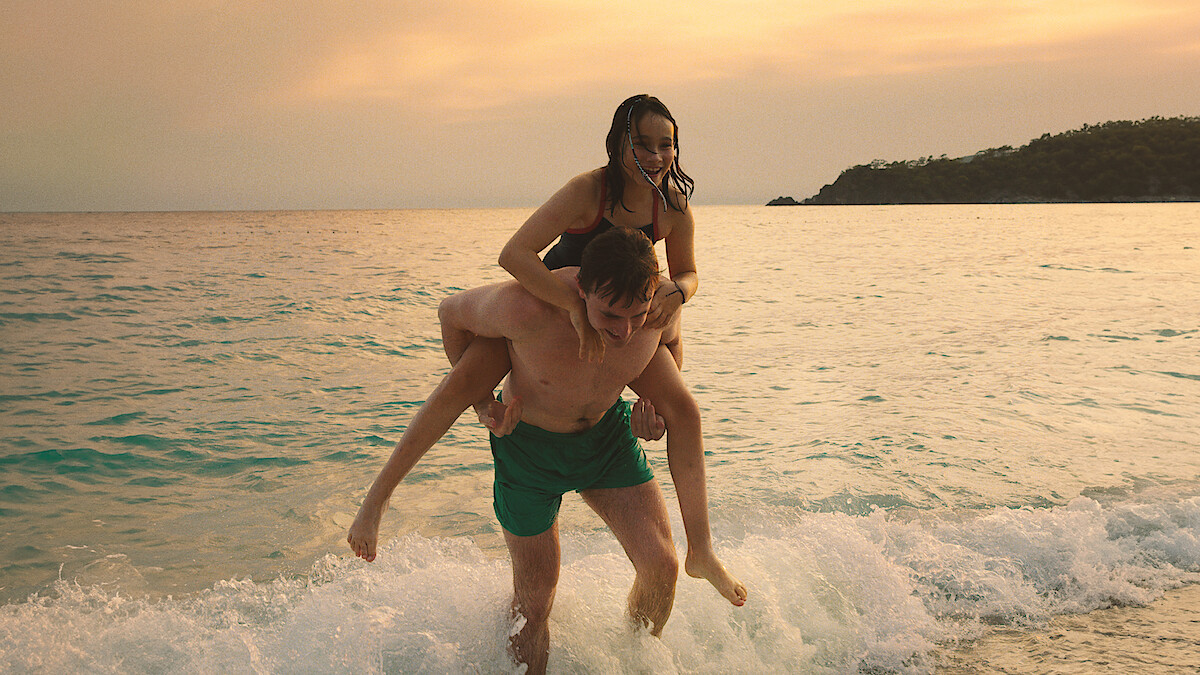 Paul Mescal and Frankie Corio in 'Aftersun'.