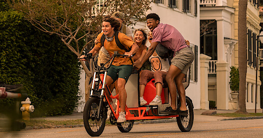 Chase Stokes, Rudy Pankow, Madelyn Cline, Madison Bailey and Jonathan Daviss in Outer Banks Season 2.