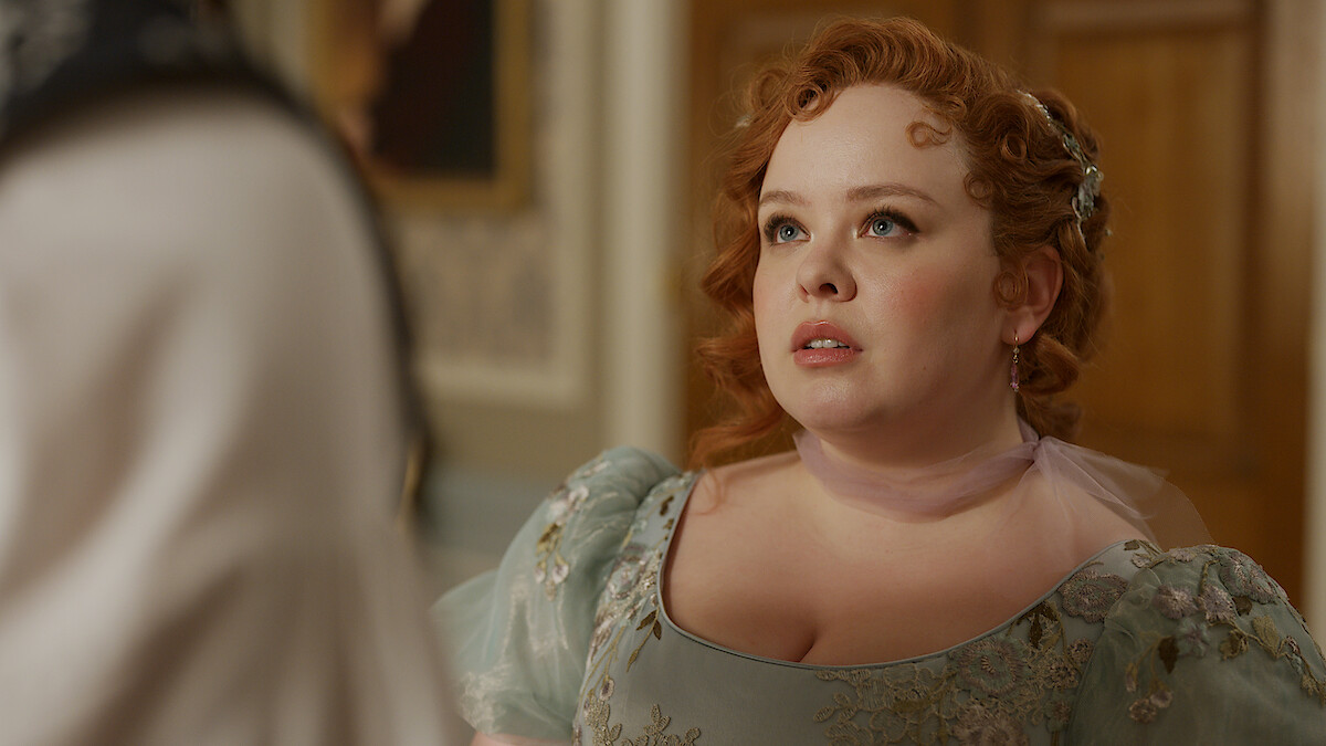 Nicola Coughlan como Penelope Featherington olha para cima cheia de desejo na temporada 3 de 'Bridgerton'