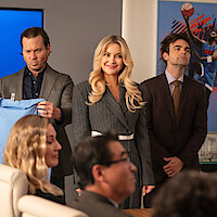 Scott MacArthur como Ness Gordon, Kate Hudson como Isla Gordon e Drew Tarver como Sandy Gordon em ‘A Dona da Bola’.