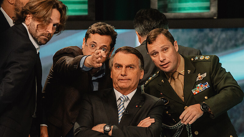 Le président Jair Bolsonaro, candidat à sa réélection, pendant l'interview diffusée en direct au siège de la chaîne de télévision SBT à Sao Paulo, au Brésil.