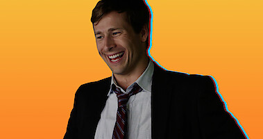 Glen Powell smiles in Set It Up