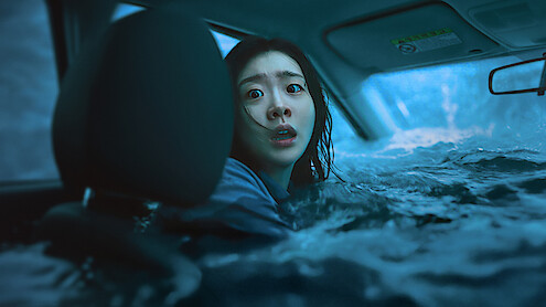 Kim Da-mi as Koo An-na tries to escape a flooded car in The Great Flood.