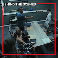 Faye Marsay como a sargento Frank, Ashley Walters como o inspetor Bascombe e Owen Cooper como Jamie Miller no set de ‘Adolescência’