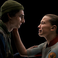Finn Wolfhard como Mike Wheeler e Millie Bobby Brown como Onze em ‘Stranger Things 5’