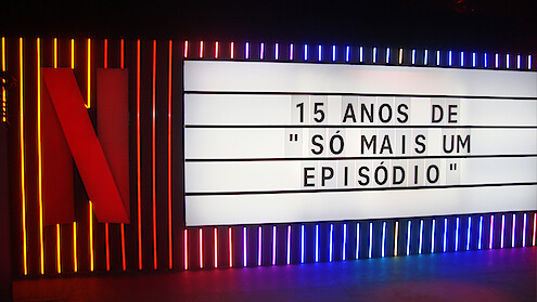 Letreiro da Netflix onde se lê a frase: "15 anos de só mais um episódio"