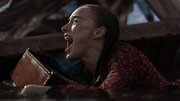 Thrash. Phoebe Dynevor as Lisa in Thrash. Cr. Ben King/Netflix © 2026.