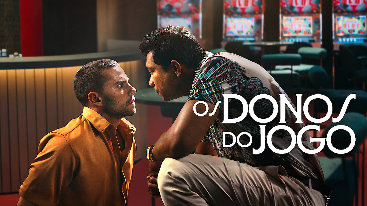 Thumbnail da série "Os Donos do Jogo" com Xamã e André Lamoglia em um bar com máquinas caça-níquel