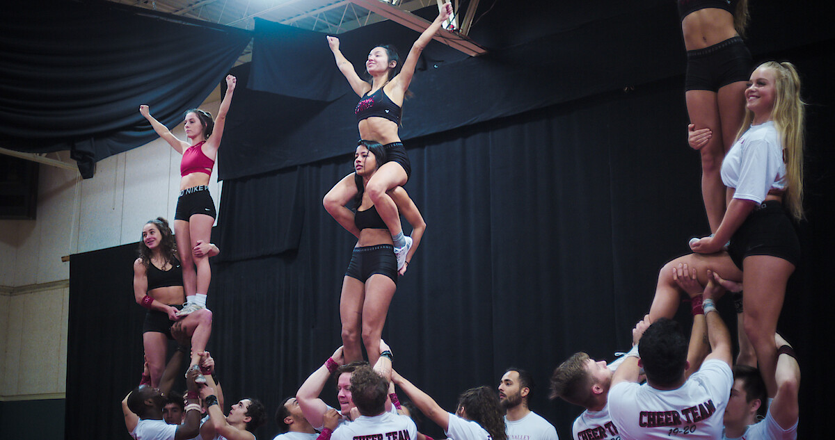 competitive cheerleading pyramid