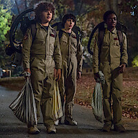 Gaten Matarazzo como Dustin, Finn Wolfhard como Mike e Caleb McLaughlin como Lucas na temporada 2 de ‘Stranger Things’.
