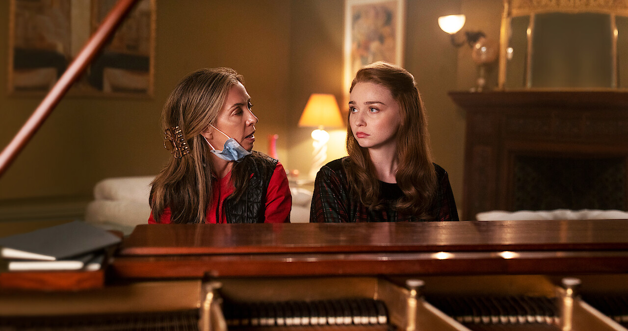 Breaking Down 'Pieces of Her' with Toni Collette and Jessica Barden -  Netflix Tudum