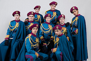 Grupo de jovens estudantes de uma escola militar posa para foto em trajes formais