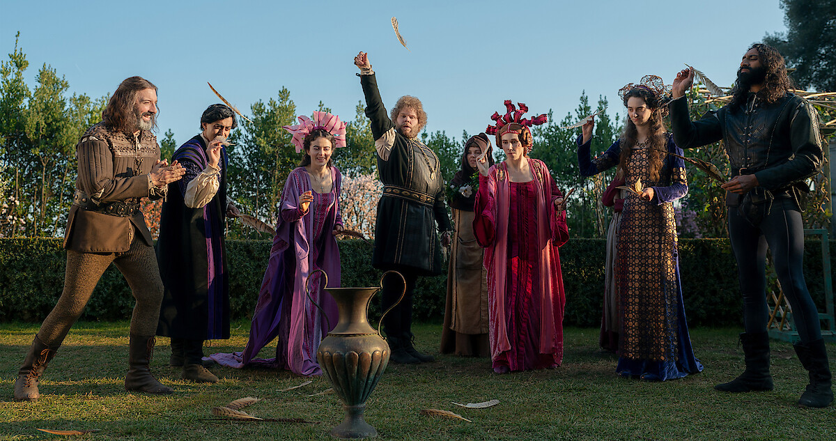 U erining oldida emdi.