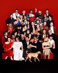 Grupo de artistas reunidos na festa de 15 anos da Netflix no Brasil