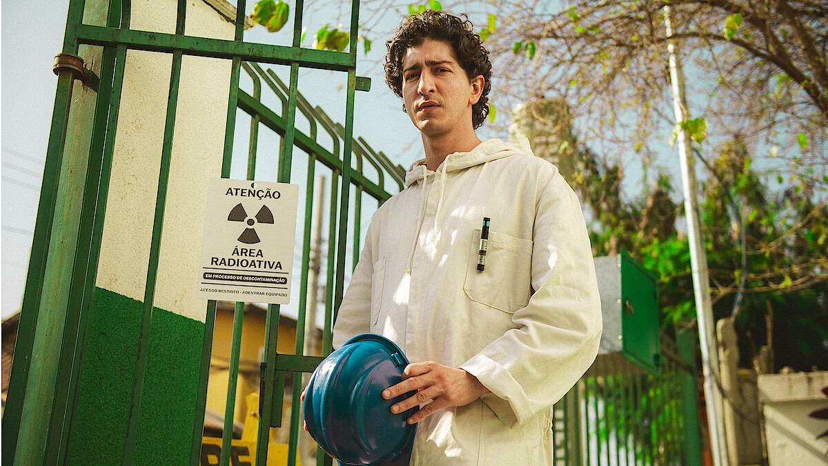 Johnny Massaro as Márcio in 'Emergência Radioativa.'