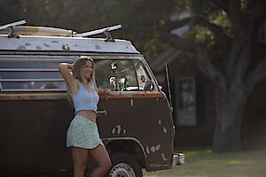 Madelyn Cline em fotos dos bastidores da temporada 4 de ‘Outer Banks’.