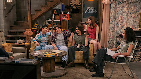 The cast of 'That 90's Show' Part 3 hangs out in a basement together 