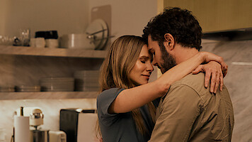 Nobody Wants This. (L to R) Kristen Bell as Joanne, Adam Brody as Noah in episode 208 of Nobody Wants This. Cr. Erin Simkin/Netflix © 2025