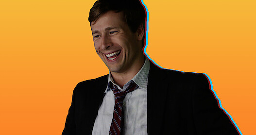 Glen Powell smiles in Set It Up