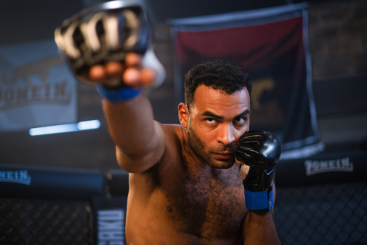 Lutador executa um golpe de MMA em cena da série "Fúria"