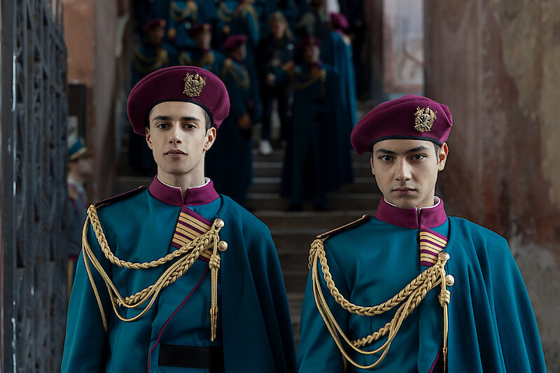Dois homens vestidos com uniforme do internato Escola Minerva