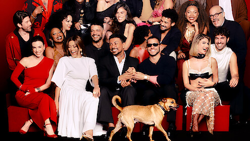 Grupo de artistas reunidos na festa de 15 anos da Netflix no Brasil