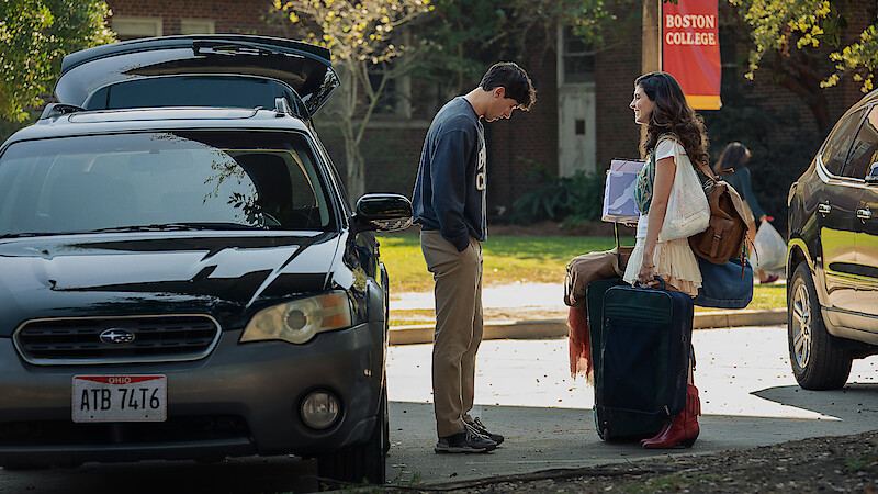 Tom Blyth as Alex and Emily Bader as Poppy in 'People We Meet on Vacation'