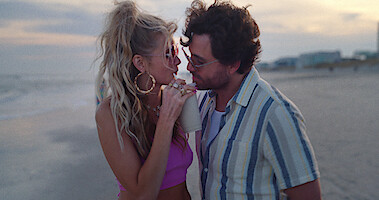 Abbey Lee as Delly West and Edgar Ramirez as Mike Valentine in Florida Man Season 1.