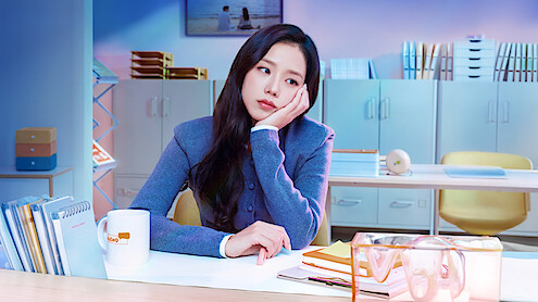 Jisoo as Seo Mi-rae daydreams at her desk in 'Boyfriend on Demand.' 
