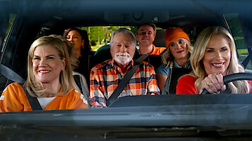  Leanne. (L to R) Kristen Johnston as Carol, Annie Gonzalez as Nora, Blake Clark as Daddy John, Graham Rogers as Tyler, Hannah Pilkes as Josie and Leanne Morgan in Episode #104 of Leanne. Cr. Courtesy of Netflix © 2024