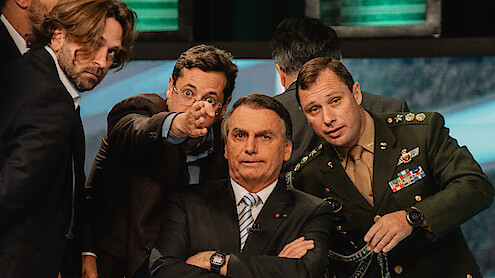 Le président Jair Bolsonaro, candidat à sa réélection, pendant l'interview diffusée en direct au siège de la chaîne de télévision SBT à Sao Paulo, au Brésil.