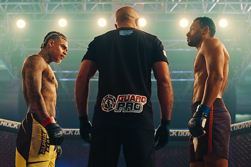 Dois lutadores se encaram em um ringue de MMA, em cena da série "Fúria"