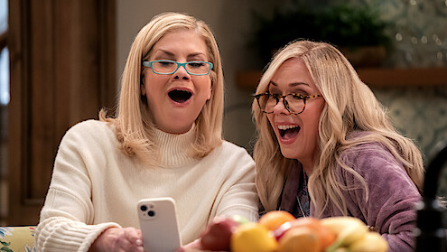 Kristen Johnston as Carol and Leanne Morgan in 'Leanne'