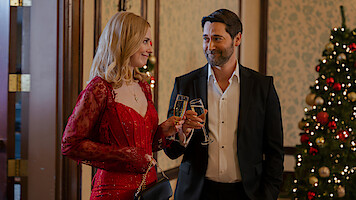 My Secret Santa. (L to R) Alexandra Breckenridge as Taylor and Ryan Eggold as Matthew in My Secret Santa. Cr. Diyah Pera/Netflix ©2025