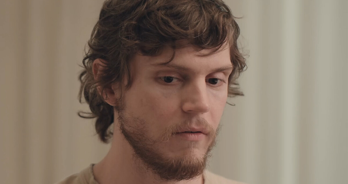 ‘DAHMER - Monster: The Jeffrey Dahmer Story’ Evan Peters Interview ...