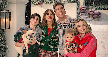 Brady Noon as Wyatt, Jennifer Garner as Jess, Ed Helms as Bill, Lincoln Alex Sykes and Theodore Brian Sykes as Baby Miles, and Emma Myers as CC in 'Family Switch.'